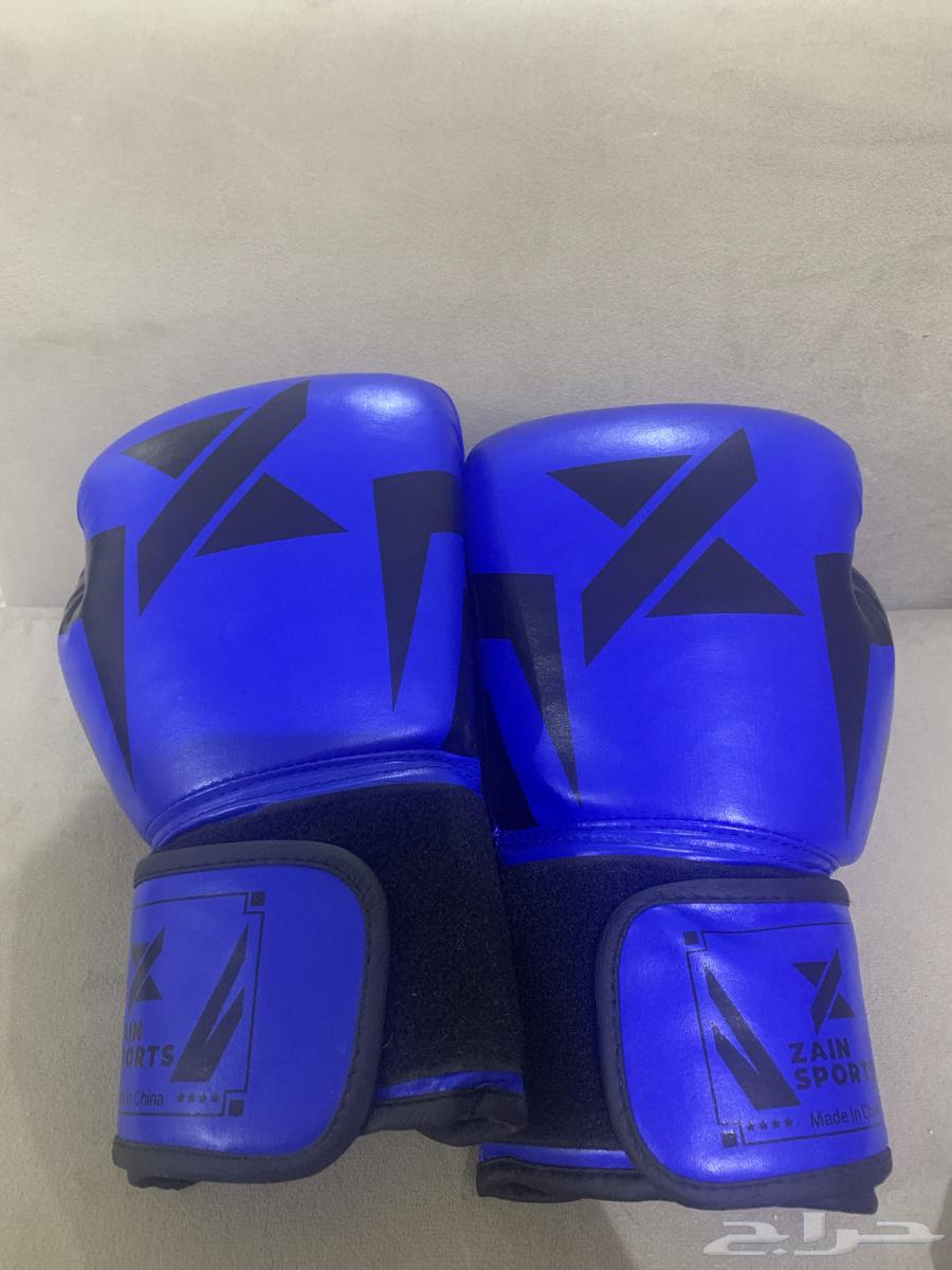 قفازات ملاكمه ب اللون الازرق نظيفه وبحاله ممتازه.64611392836098110