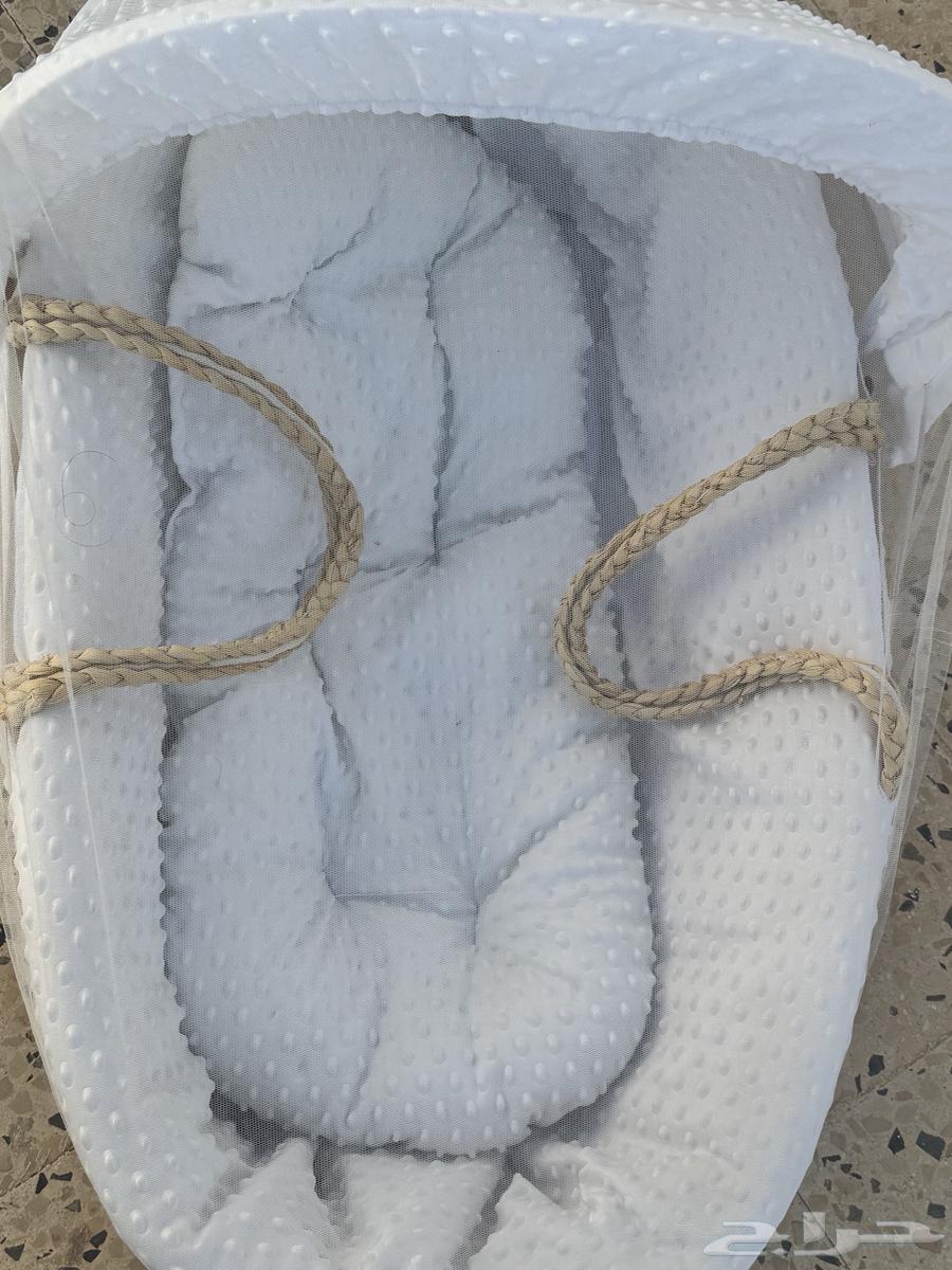 طاوله خشبيه ومعلاق لركن الكوفي وسرير مولود من خسف جديد64613165970946113