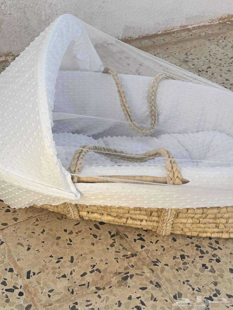 طاوله خشبيه ومعلاق لركن الكوفي وسرير مولود من خسف جديد64613165970946114