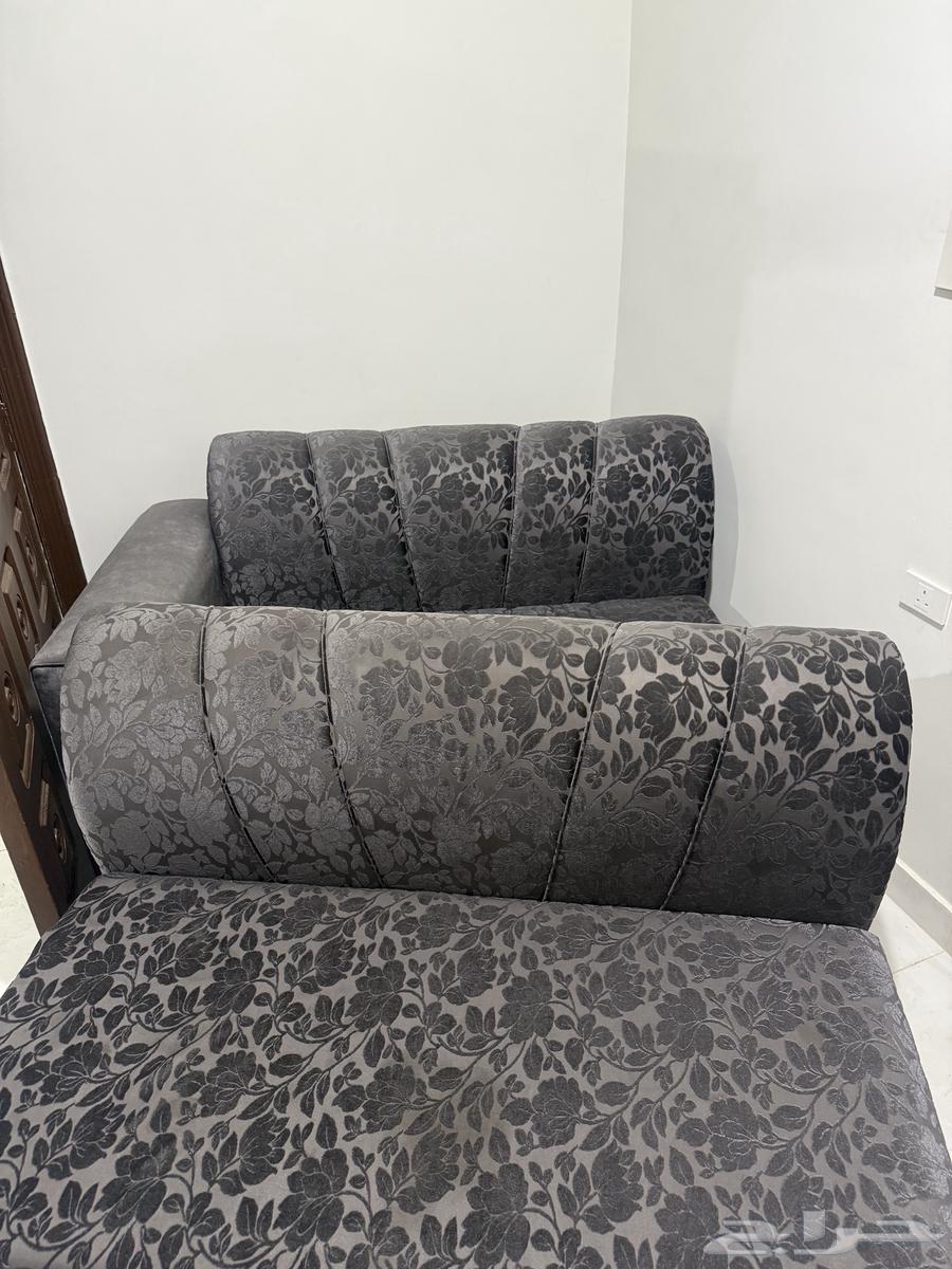 كنب و باطرمه و طاولات و جزامة و مكتب و سرر و دولاب64614584061185111