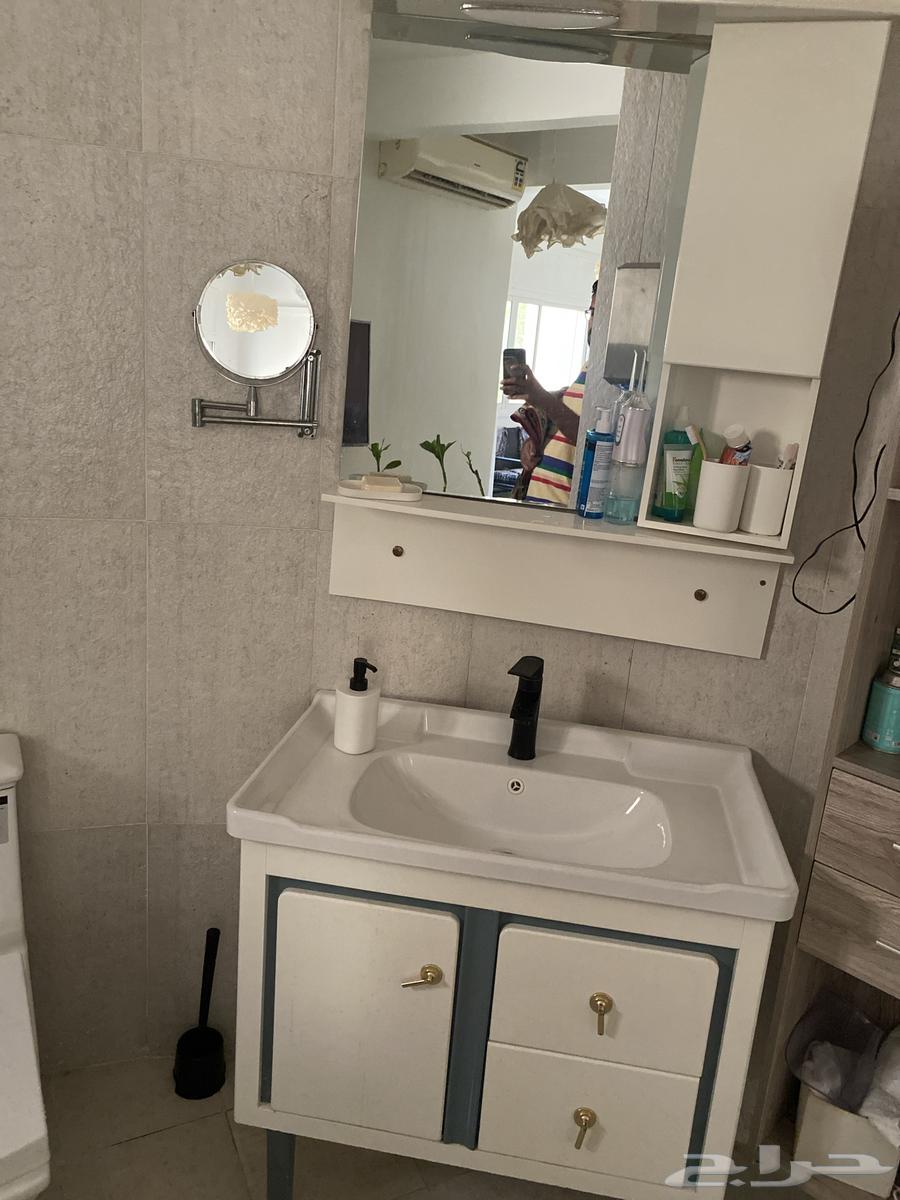Two-bathroom set with sinks, showerheads, tissue boxes, and mirrors64610256541827110