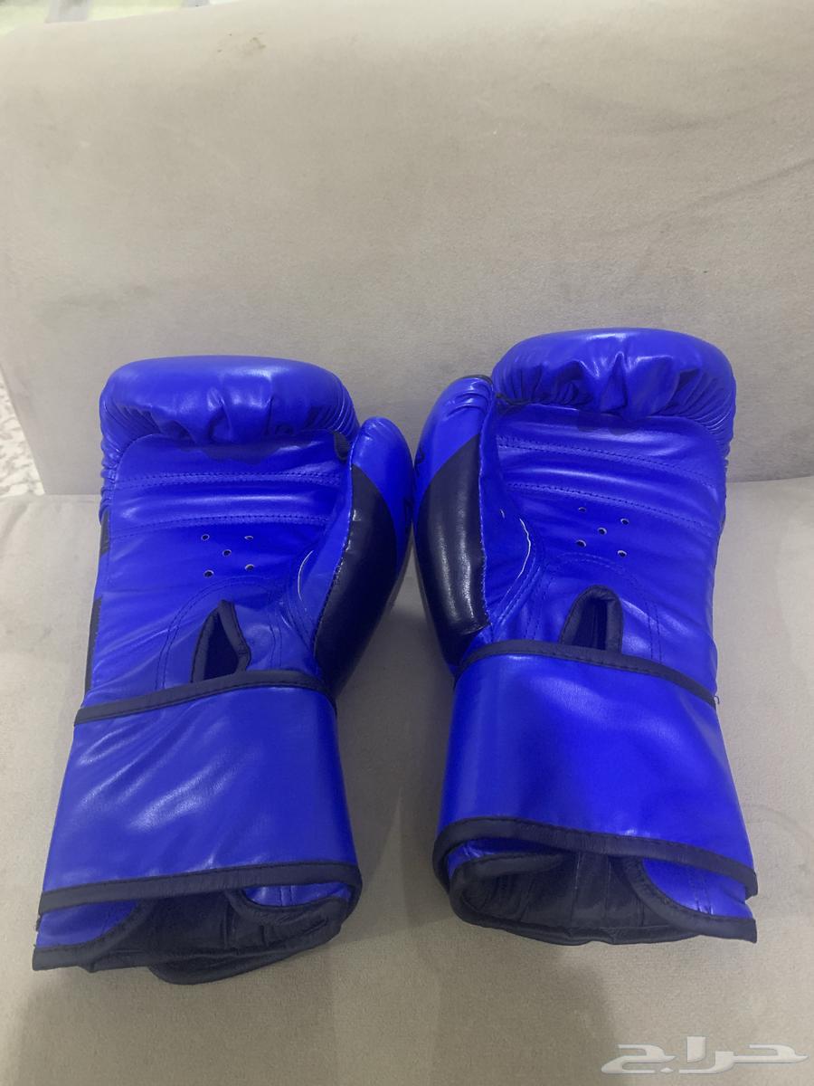 قفازات ملاكمه ب اللون الازرق نظيفه وبحاله ممتازه.64611392836098111