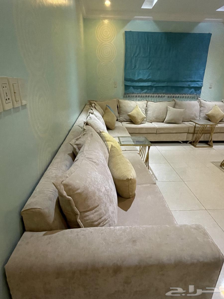 للبيع أطقم كنبات مجالس حالتها جيد جدا  مع طاولات الخدمة64609125605250112