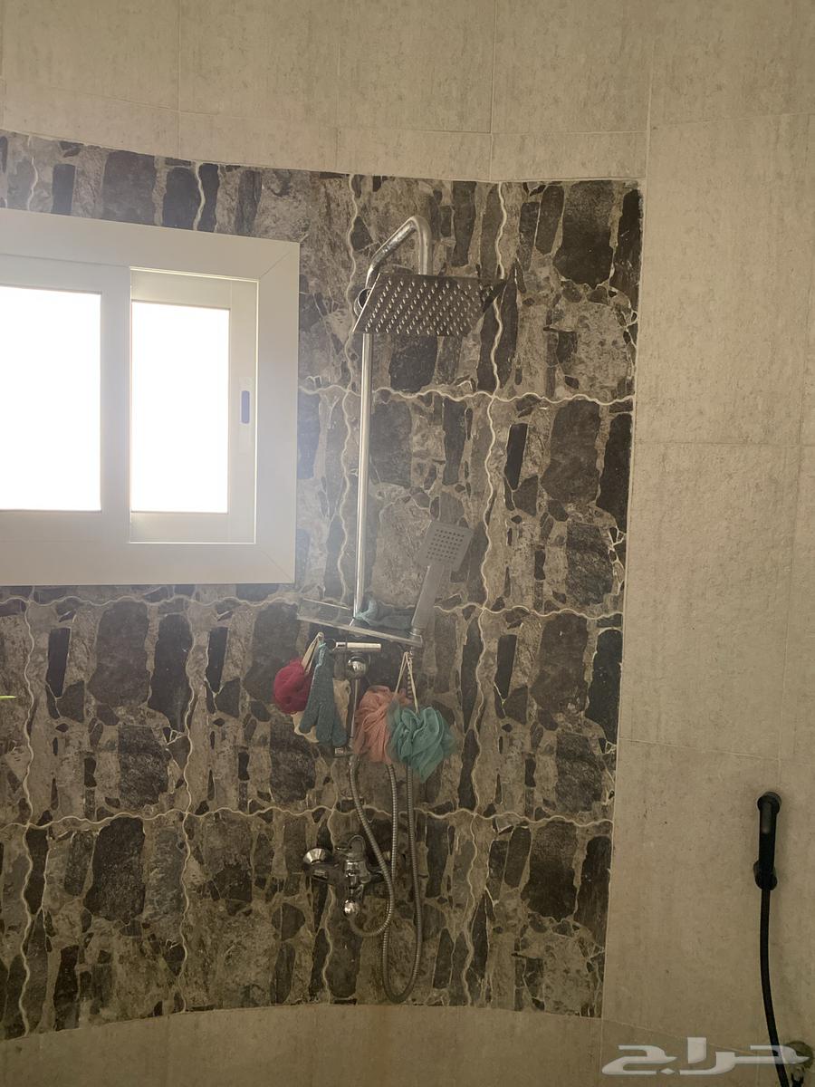 Two-bathroom set with sinks, showerheads, tissue boxes, and mirrors64610256541827111