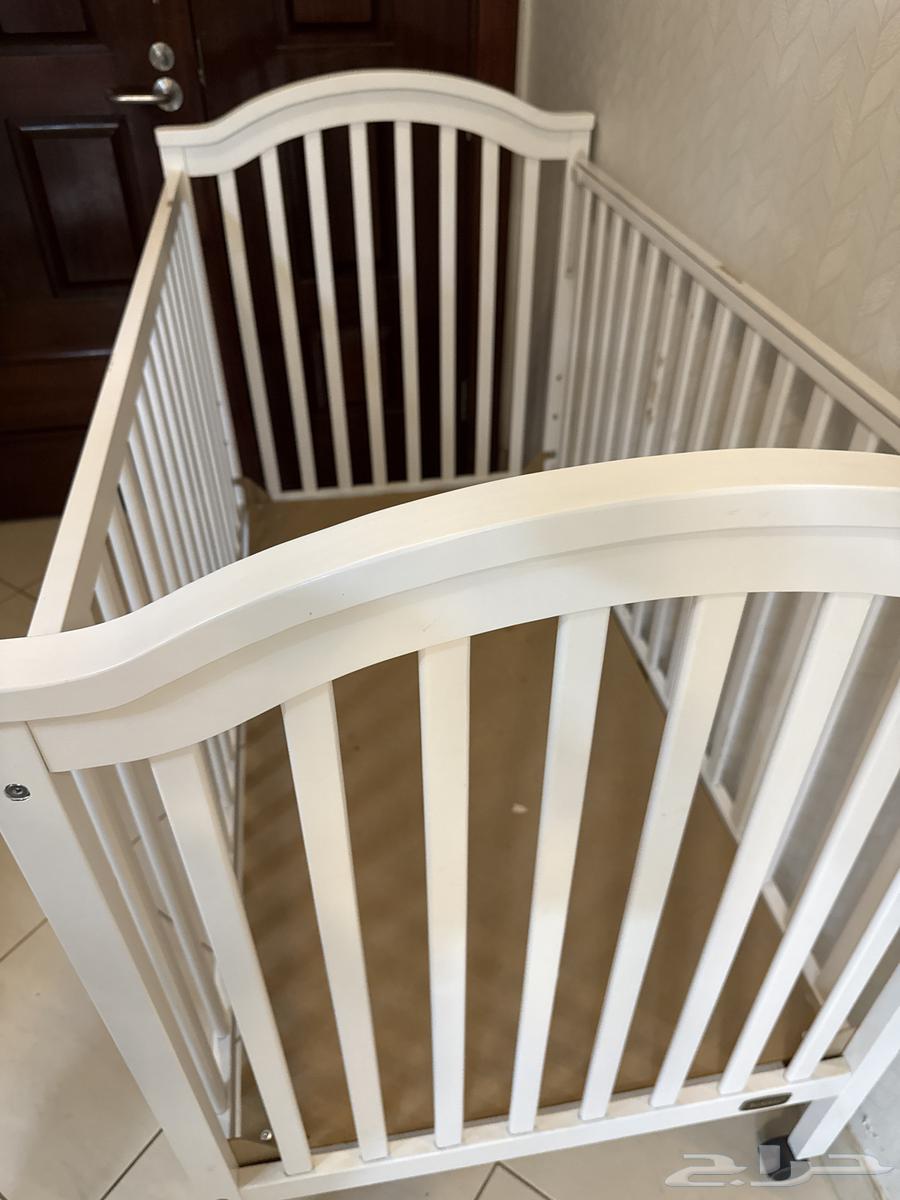 السرير استخدام نظيف وشبه جديد. لونه ابيض  وماركه جونيوز64612301495042111