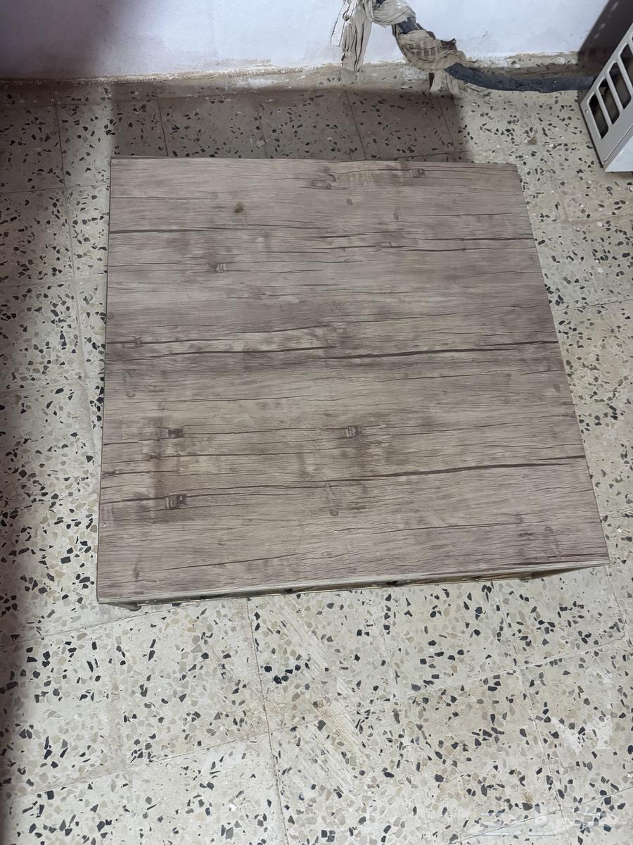 طاوله خشبيه ومعلاق لركن الكوفي وسرير مولود من خسف جديد64613165970946111