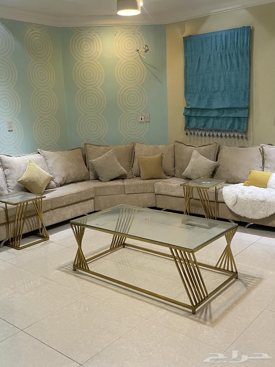 للبيع أطقم كنبات مجالس حالتها جيد جدا  مع طاولات الخدمة64609125605250114