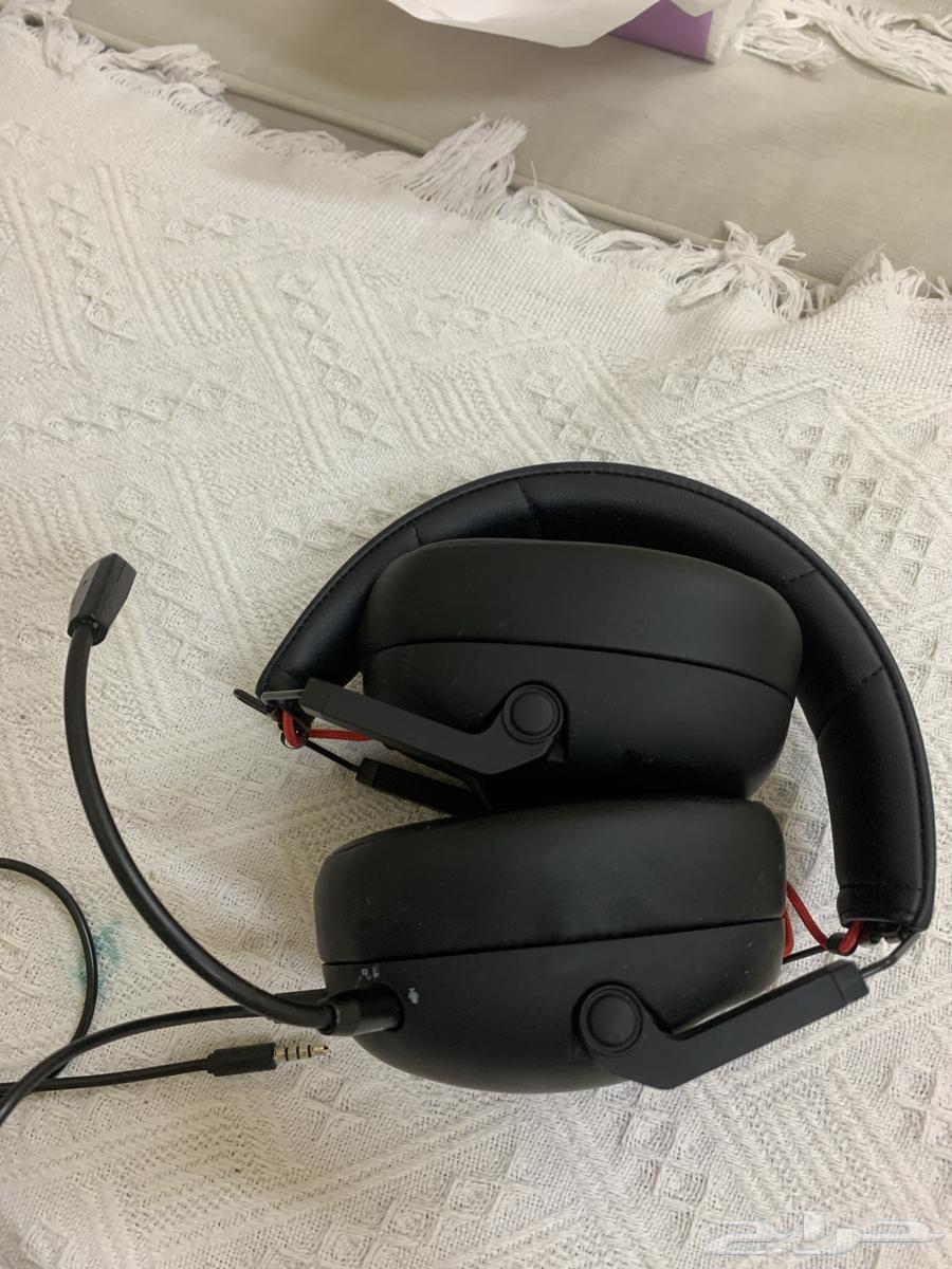 The headset is original and connects via Bluetooth; it connects to the Sony device.64616042137602111