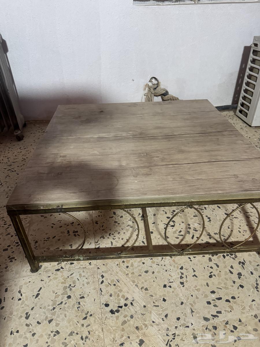 طاوله خشبيه ومعلاق لركن الكوفي وسرير مولود من خسف جديد64613165970946110