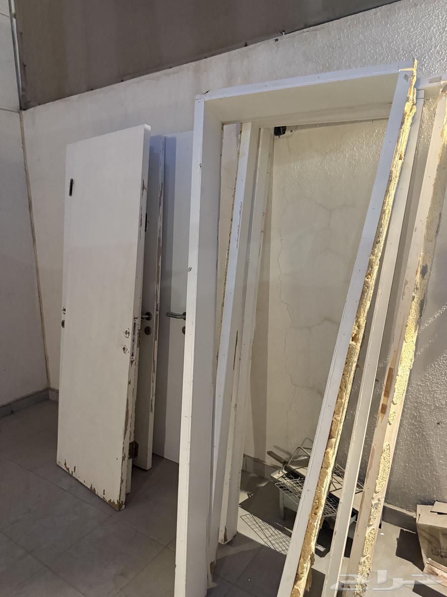 Wooden doors with frames, columns, and locks64457309421058110