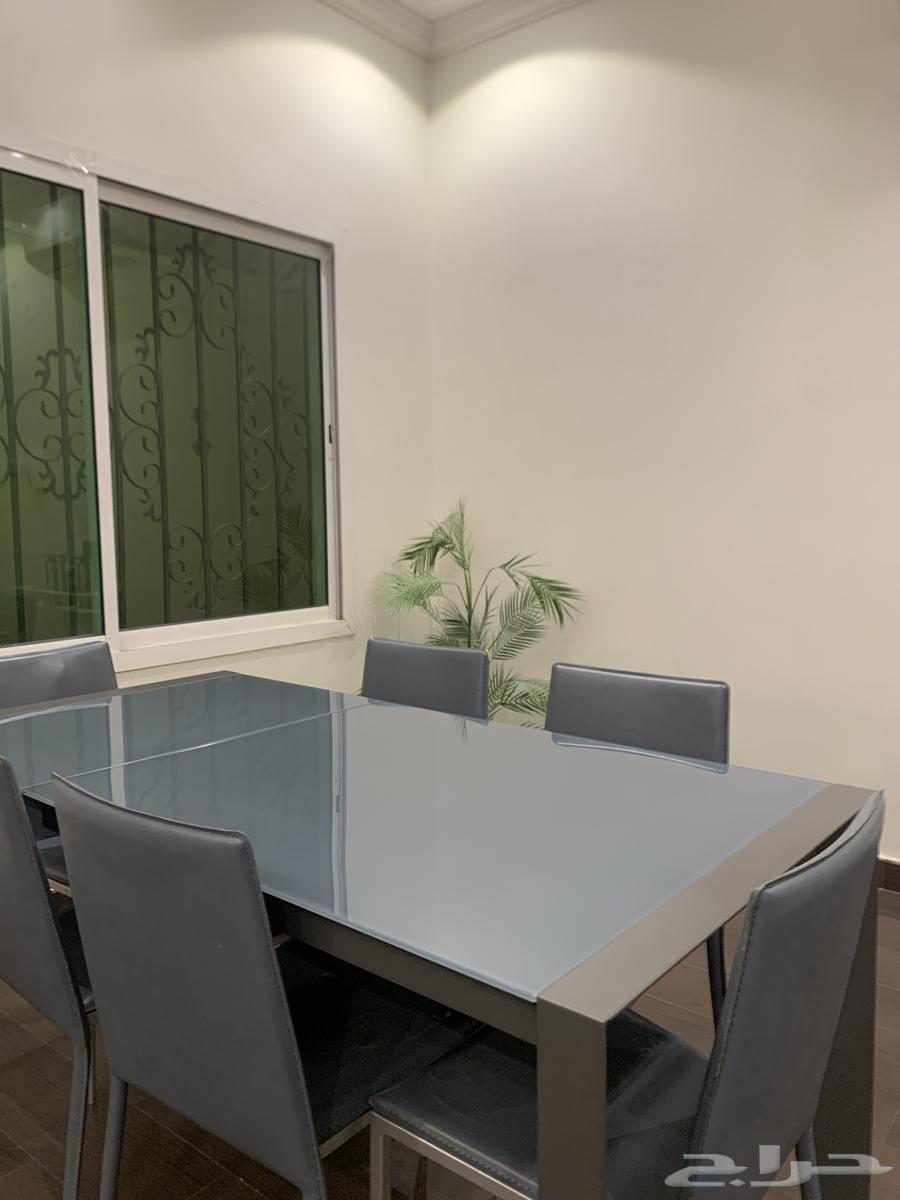 Dining table with 6 chairs in excellent condition64613925200769112