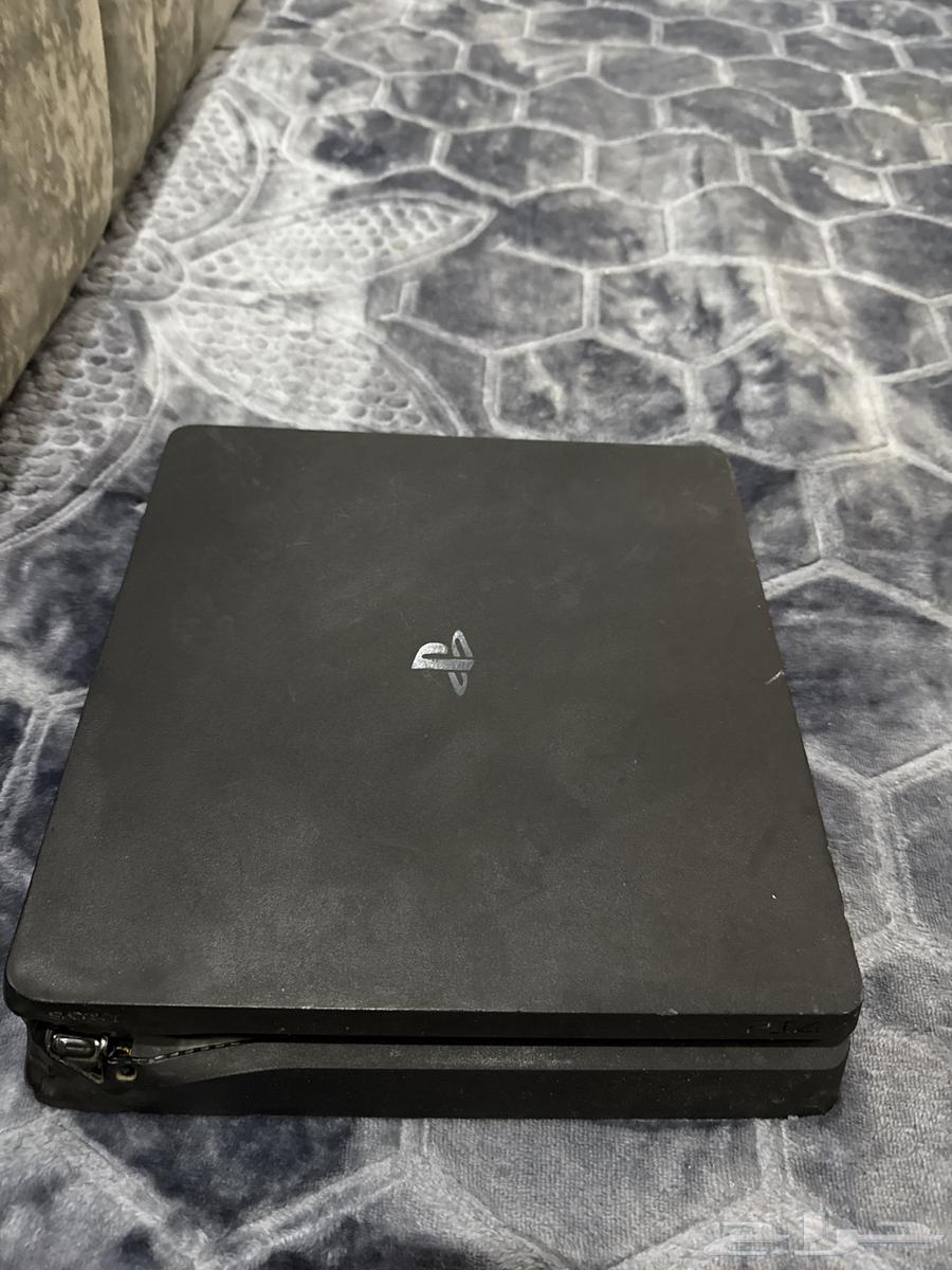 Sony 4 is damaged around the power button and comes with its accessories64606910070403110