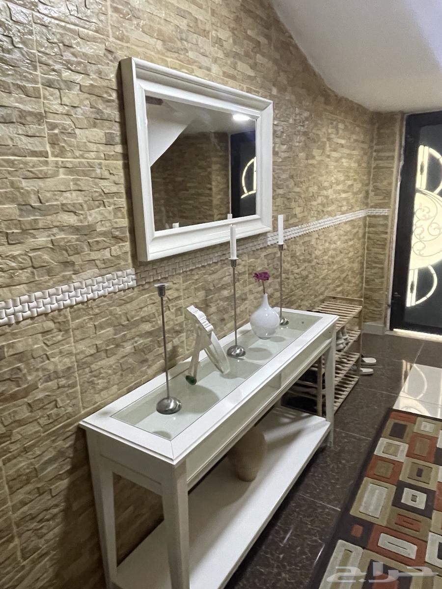 للبيع أطقم كنبات مجالس حالتها جيد جدا  مع طاولات الخدمة64609125605250110