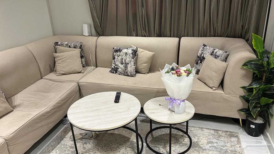 كنب حرف U مستعمل للبيع مع طاولاته و سجادة64613006455426112