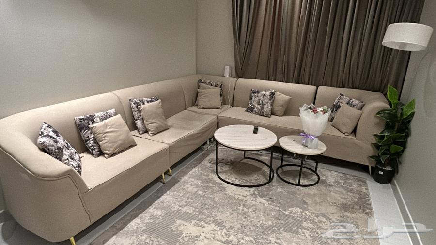 كنب حرف U مستعمل للبيع مع طاولاته و سجادة64613006455426110