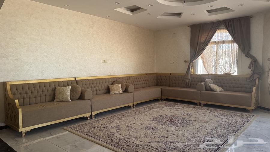 كنب للبيع مع ثلاث ستائر الموقع طبرجل64609011049986111