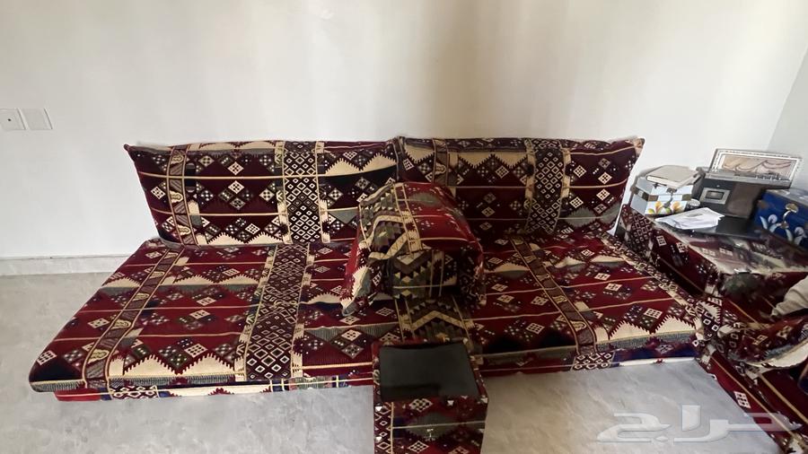 ثلاث قطع كامله نظيف لايوجد به اي عيوب مع دولاب مرايه ورفين64616222166403110