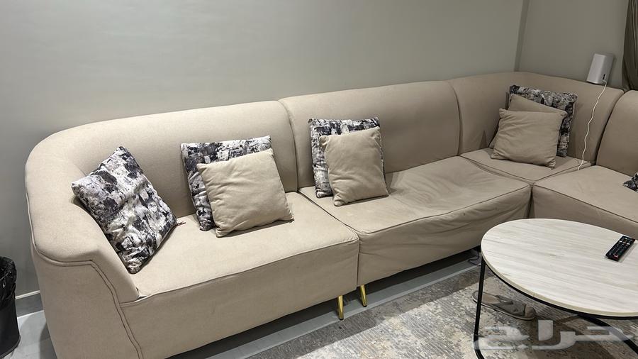 كنب حرف U مستعمل للبيع مع طاولاته و سجادة64613006455426111