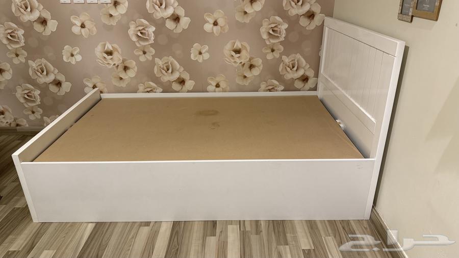 سريرين كبيره و مكتبين للبيع64611442507651111