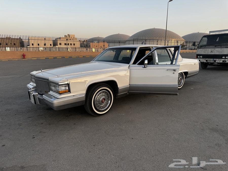 For sale, also available in white color; interior is chocolate-colored; everything is functional and has been inspected and refurbished.64608581067138113