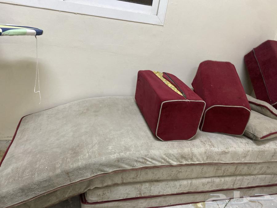 جالسة أرضية اللي يبيها يجي يأخذها64612981666434110