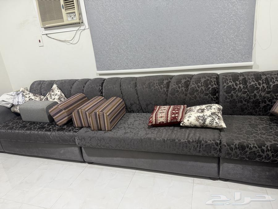 كنب و باطرمه و طاولات و جزامة و مكتب و سرر و دولاب64614584061185110