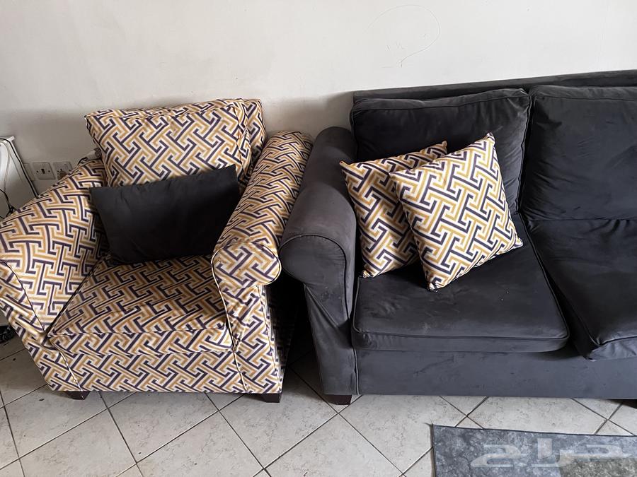 طقم انتريه بحاله جيدة جدااا ومعاه السجاده بتاعته64615411407489113