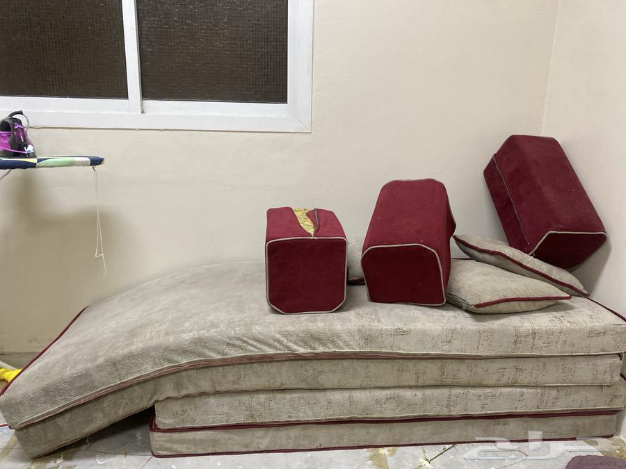 جالسة أرضية اللي يبيها يجي يأخذها64612981666434111