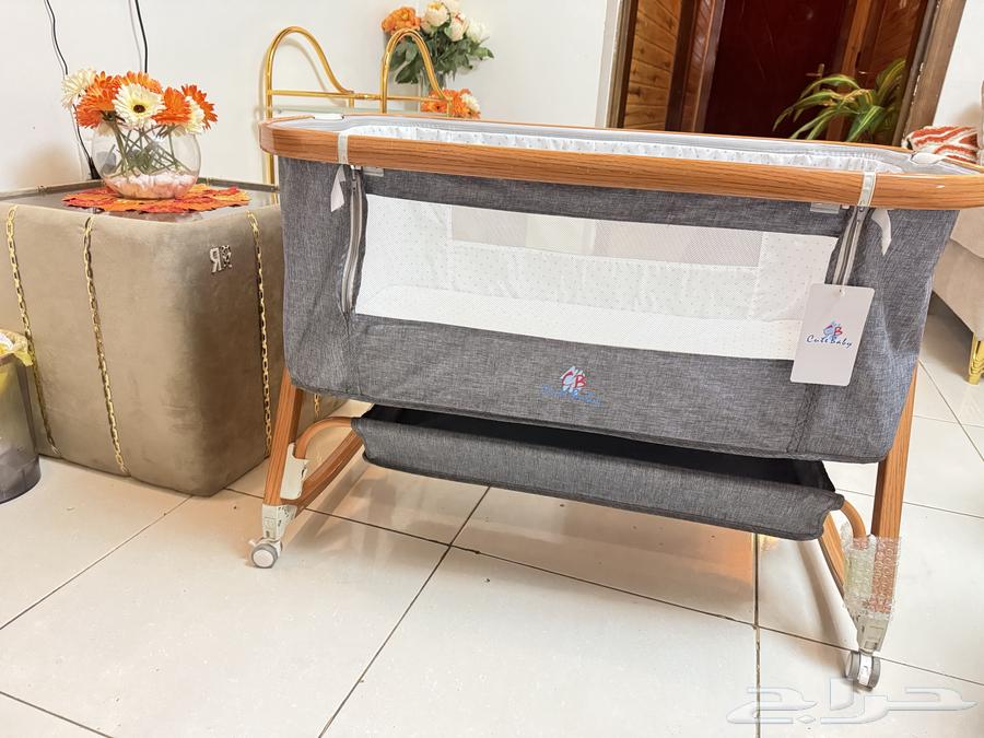 سرير اطفال يفتح على جهه الام شبه جديد64606204356098111