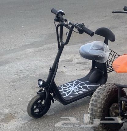 سكوتر نضيف بس اللمبه الي قدام مكسوره والارضيه فيها كسر خفيف64615288003969110