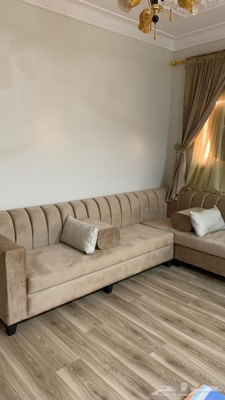 السلام عليكم عندي كنب للبيع معا الطاوله64614584104707113