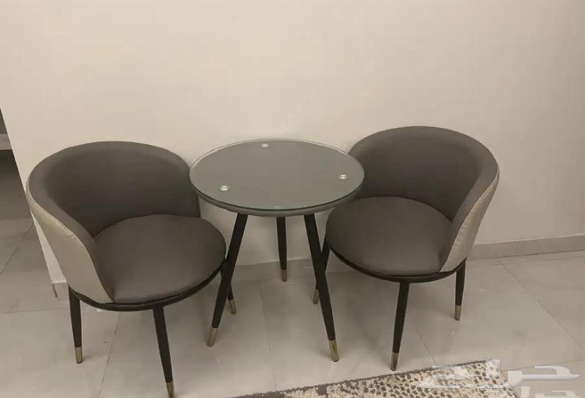 طاوله وكرسيين64610766223106110