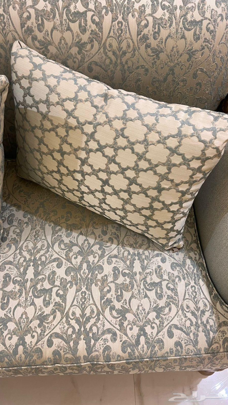 للبيع كنب كلاسيك شبه جديد64615571468035112