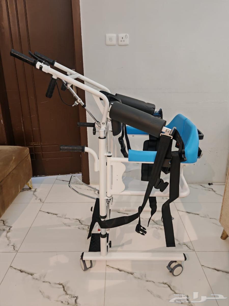 كرسي متحرك ورافعه للمريض بمرحاض وطاولة طعام لذوي الاحتياجات64613386976257110