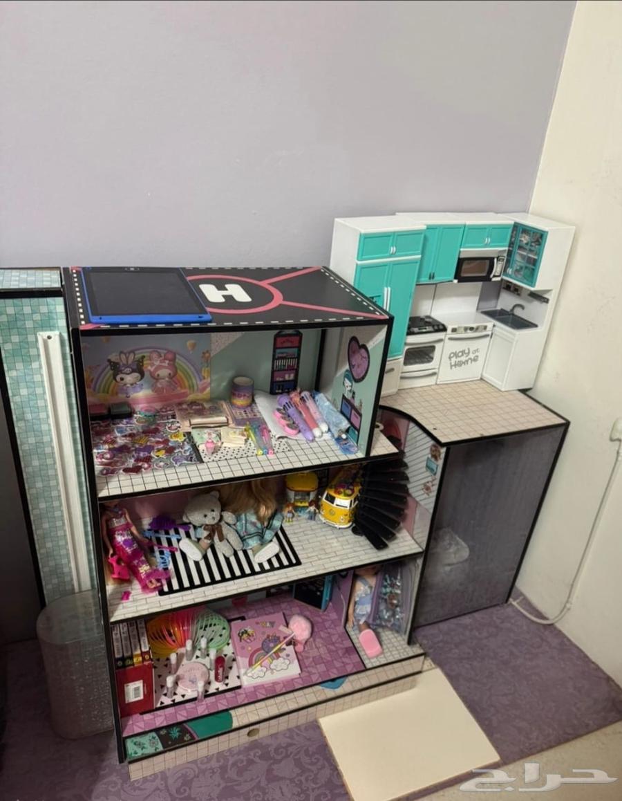 عفش للبيع بيت لعبة بحالة ممتازة مع اغراضه64606362353027110
