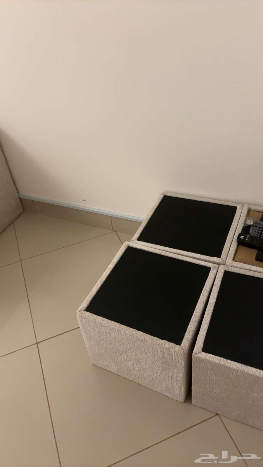 Almost new, clean table; large table with four chairs64618339086339111