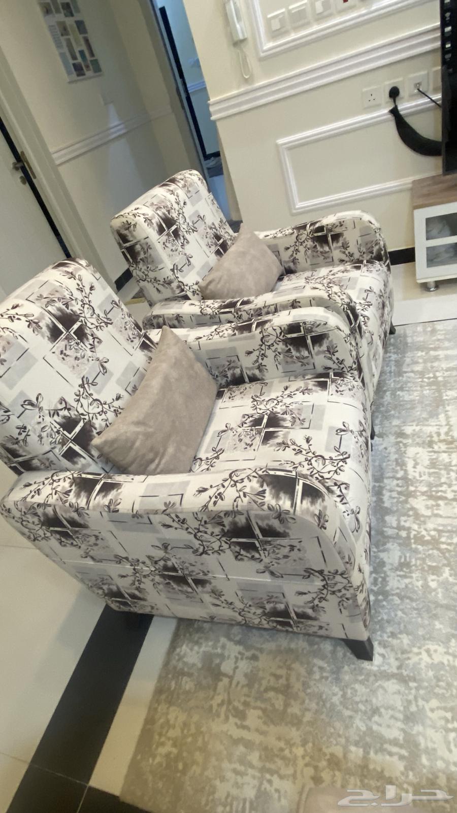 للبيع شاشة سمارات وطقم طاولة وكنب64623269339138111