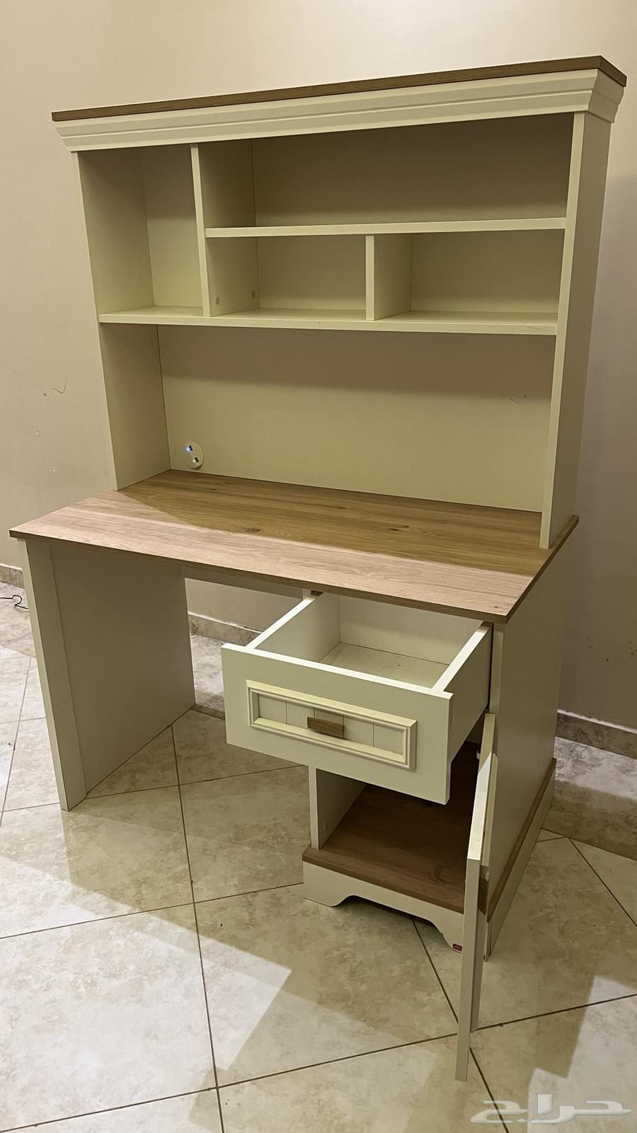 مكتب دراسي شبه جديد مع منافذ USP64621979440513110