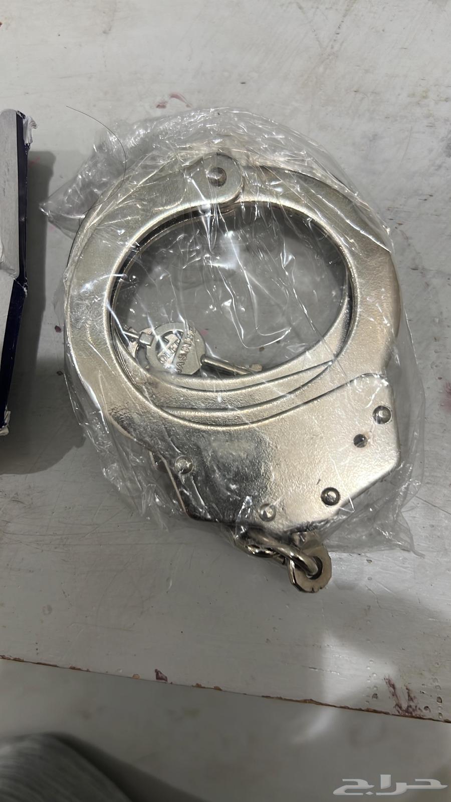 كلبشات عليها عرض فتره محدوده جدااوقيد رجلين64597777412483111