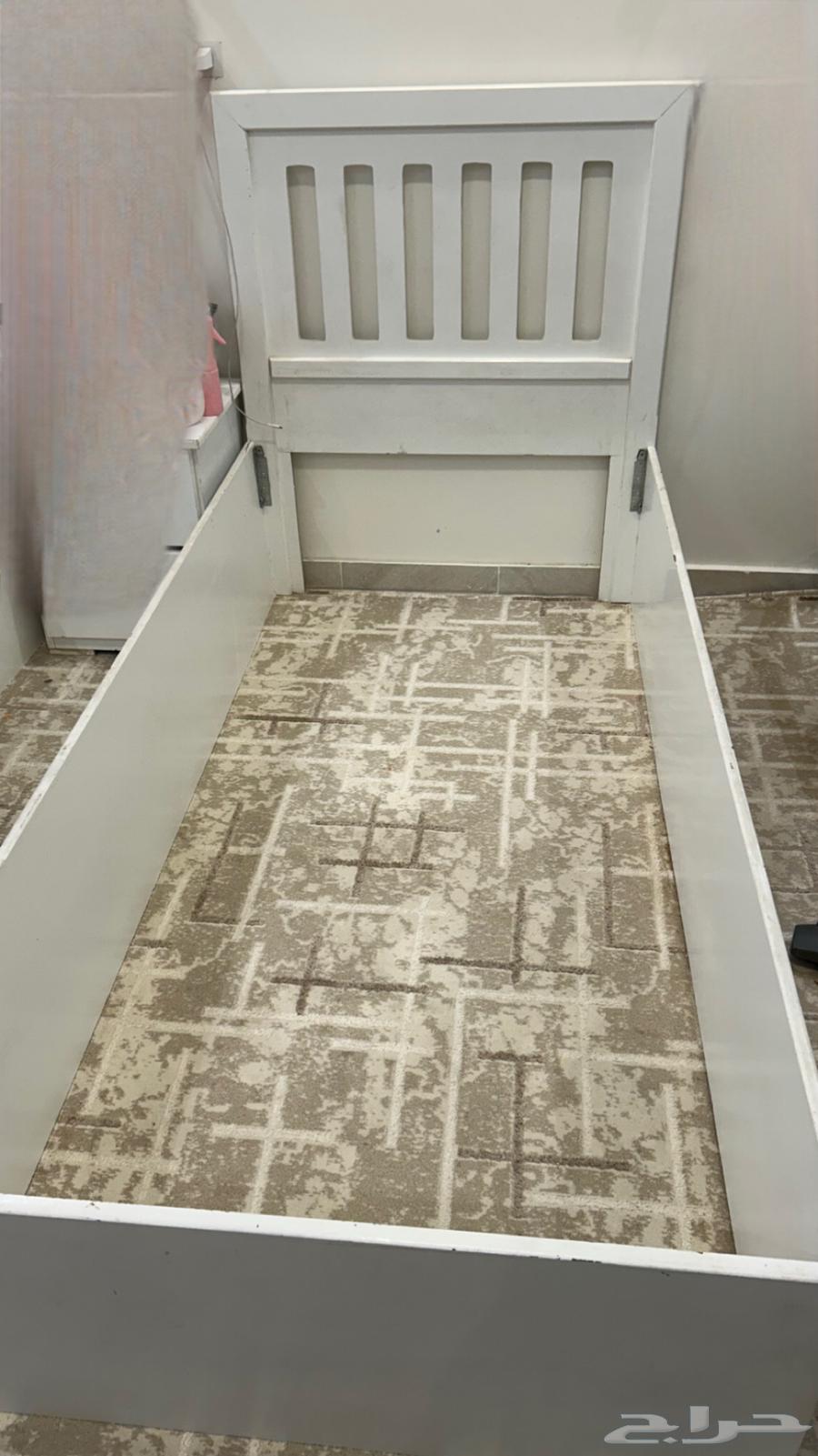 سرير بحاله جيده خالي من الكسور يحتاج تفصيل بلكاشه.64620942526721111