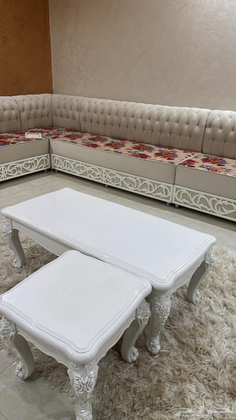 كنب غرفه اربعه ونص في خمسه مع طاولات كبيره وخدمه اربع وفرشه64625393004545110