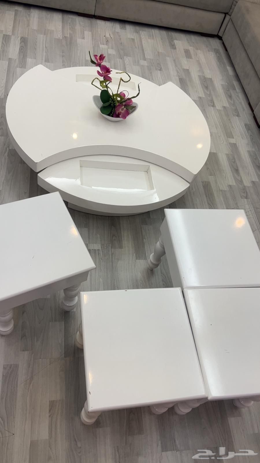 طاولة غرفة معيشه مع اربع طاولات خدمه64624327656578110