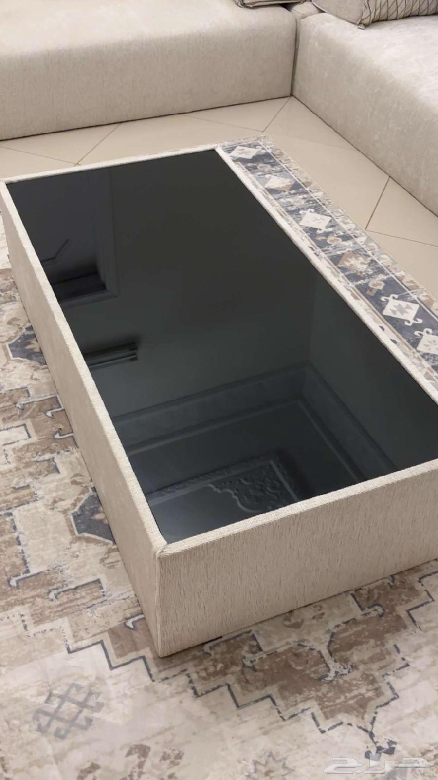 Almost new, clean table; large table with four chairs64618339086339110