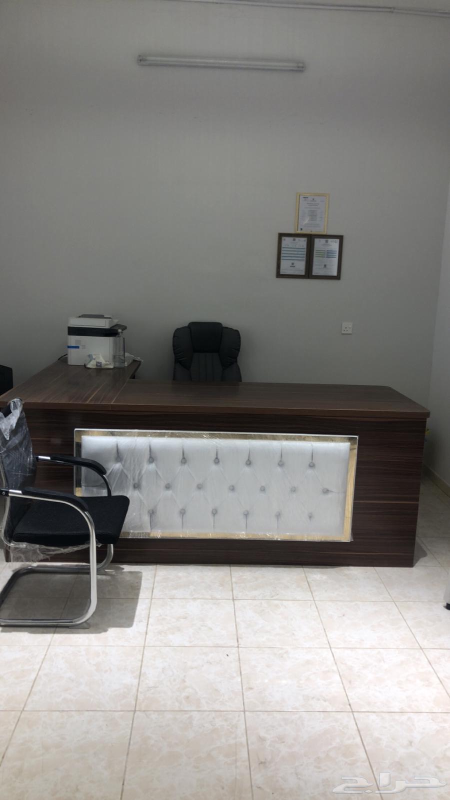 مكتب مع وداليب للتخزين للبيع64619405505154110