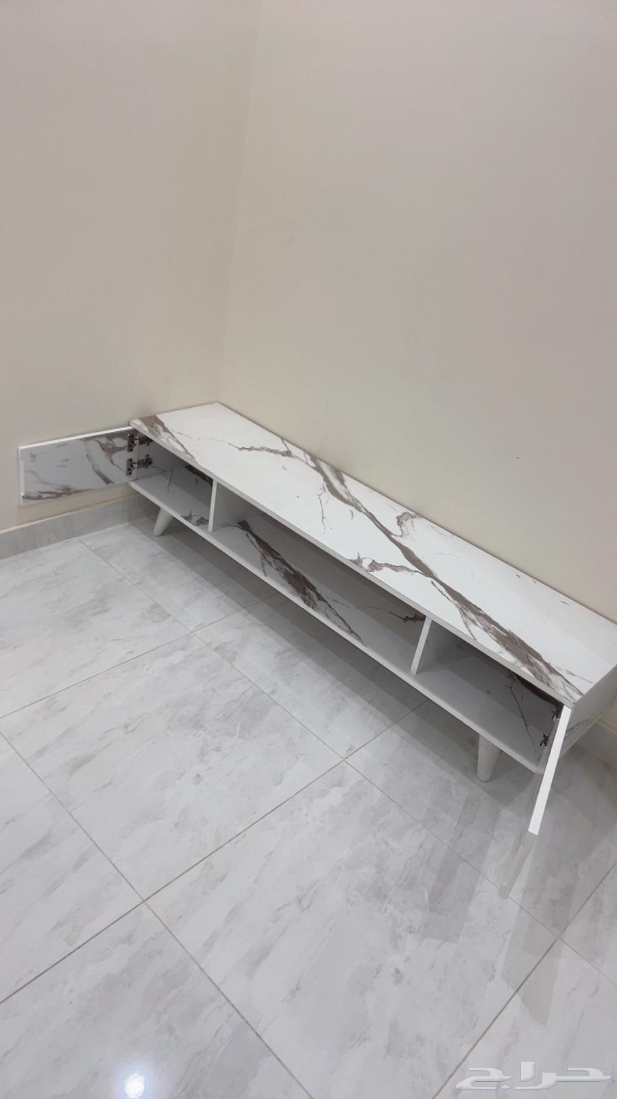 طاوله تلفزيون جديده خاليه من العيوب تماما64617601969667110