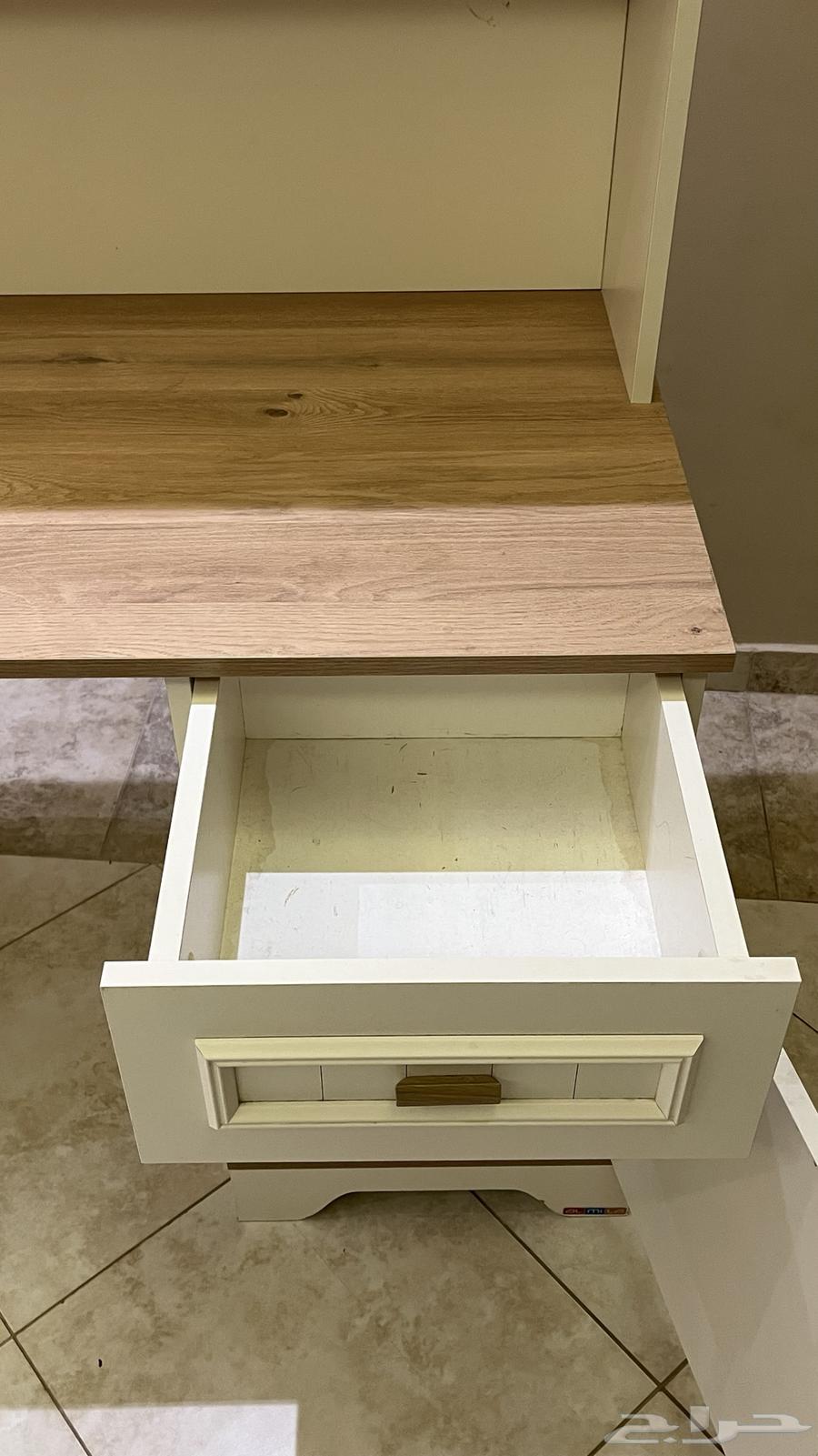 مكتب دراسي شبه جديد مع منافذ USP64621979440513112