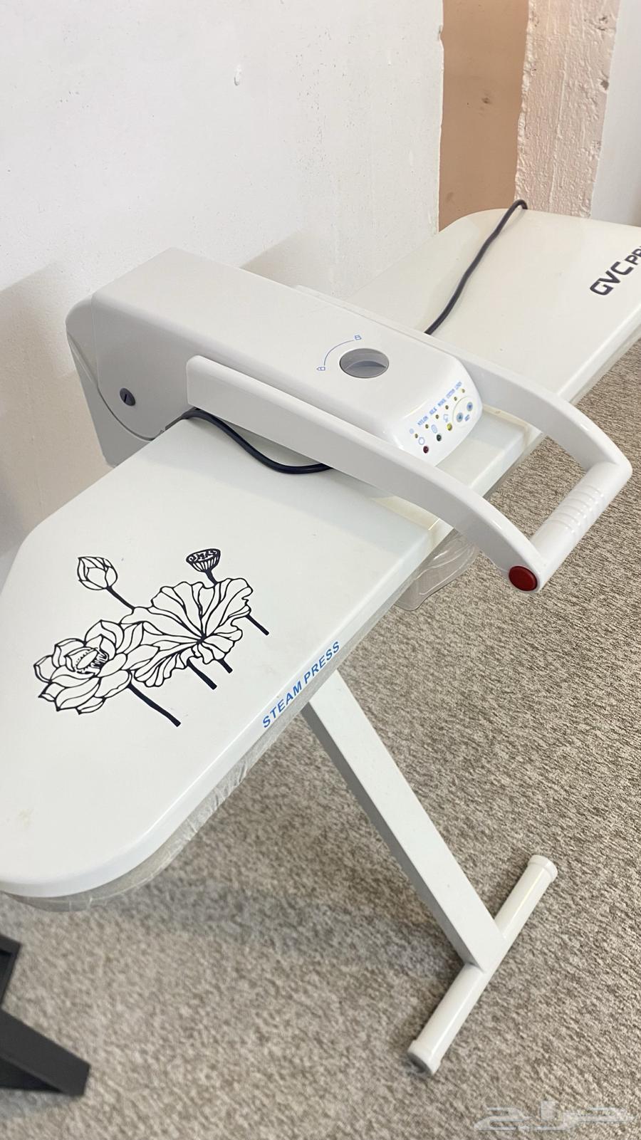 طاولة للشاشة وكواية64616467842817112