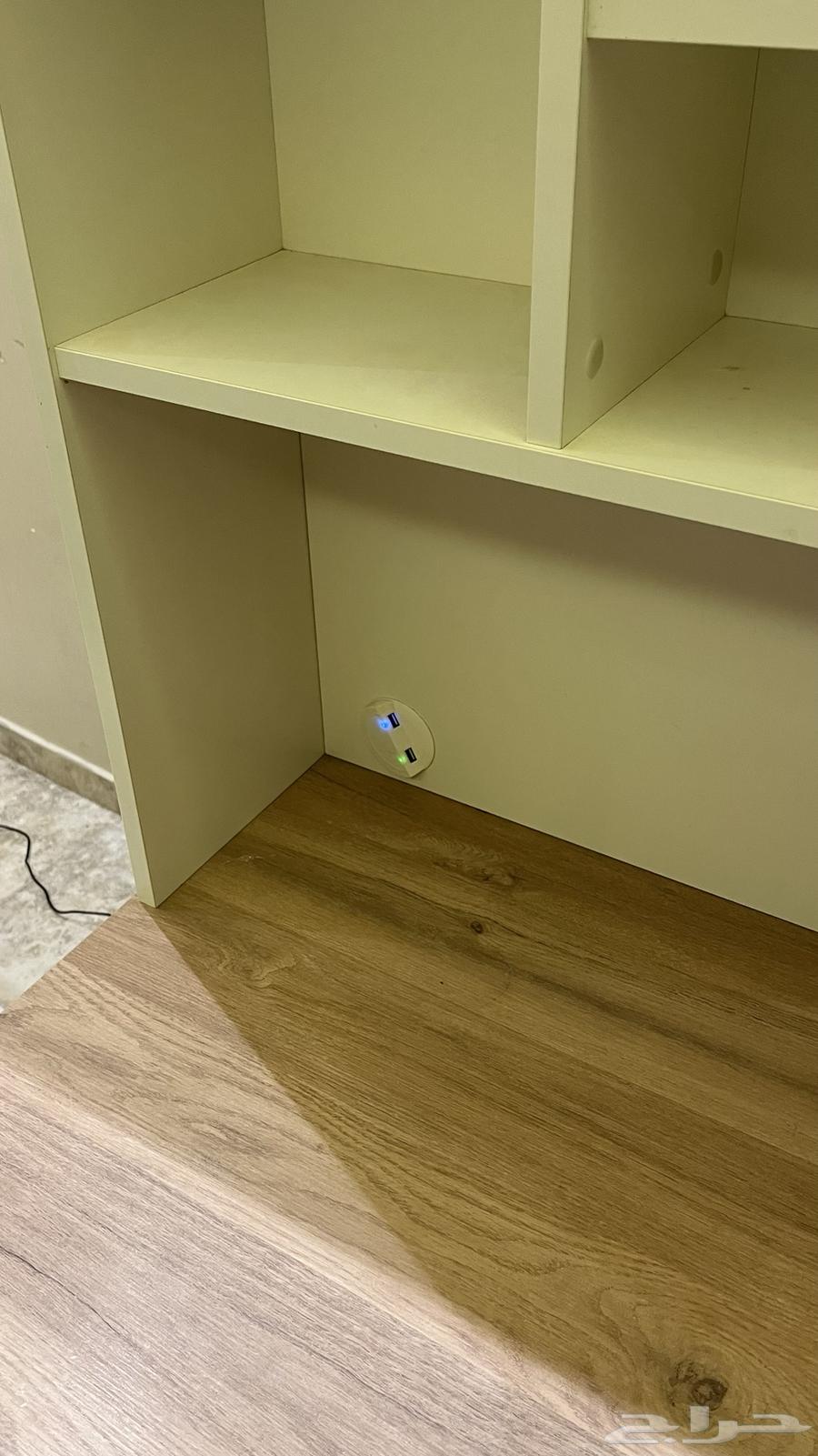 مكتب دراسي شبه جديد مع منافذ USP64621979440513111