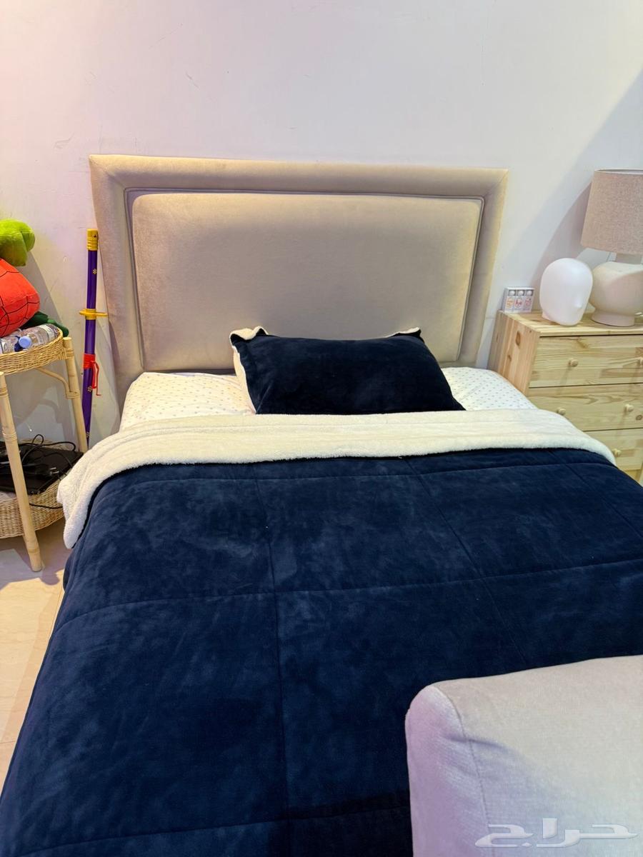 Bedroom with wardrobe, bed, mattress, two desks with two chairs, mirror, and board64620655308291111