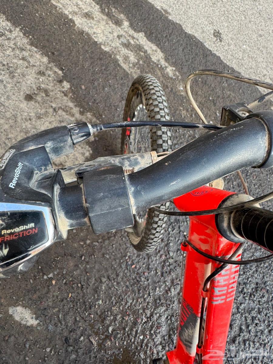 دراجه رياضيه مقاس 20 واقفه حول سنه64622241185155110